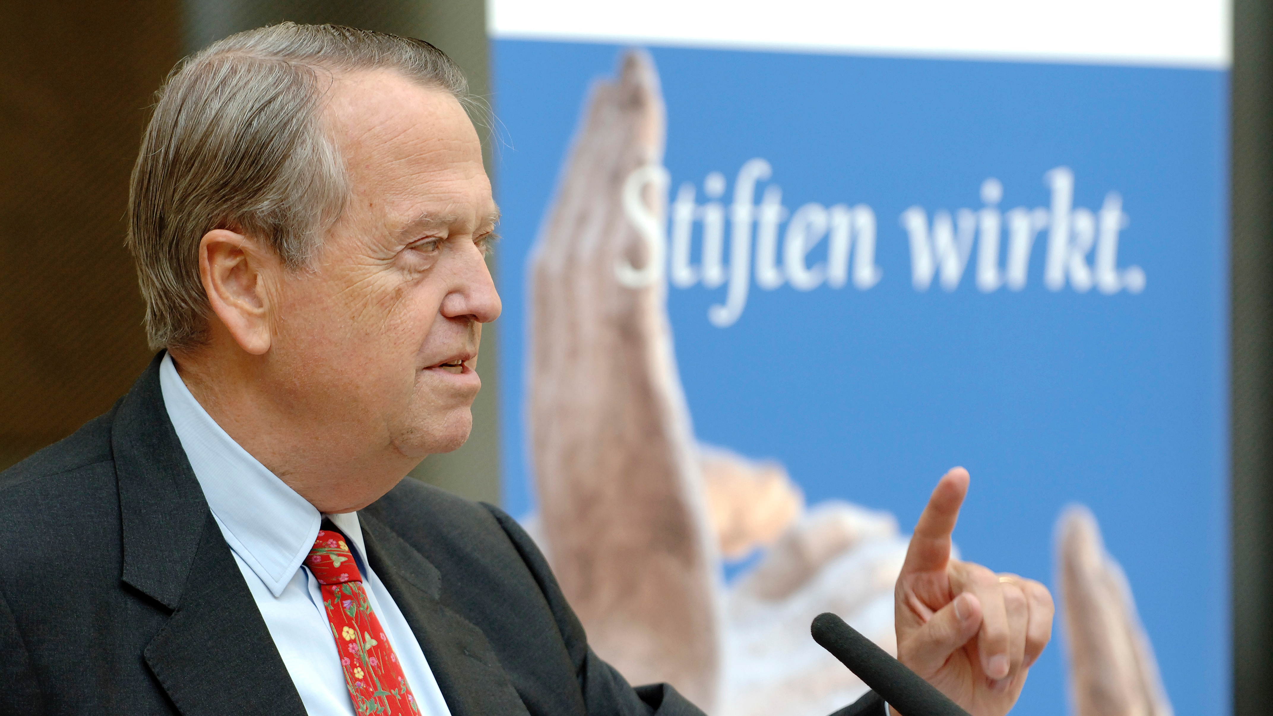 Arend Oetker redet beim Stiftertag (Foto: Peter Himmel) Arend Oetker redet beim Stiftertag (Foto: Peter Himmel)