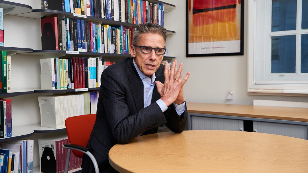 Christian Dustmann am Tisch 
