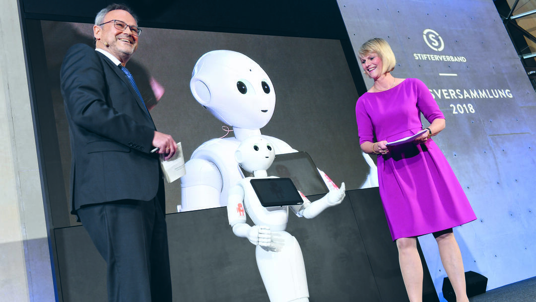 Peter Handke und sein Roboter Pepper (Foto: David Ausserhofer) Peter Handke und sein Roboter Pepper (Foto: David Ausserhofer)