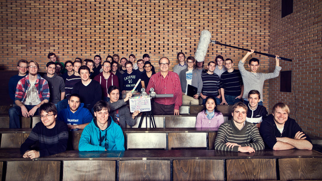 Klaus Diepold mit seinen Studierenden. (Foto: Michael Herdlein) image