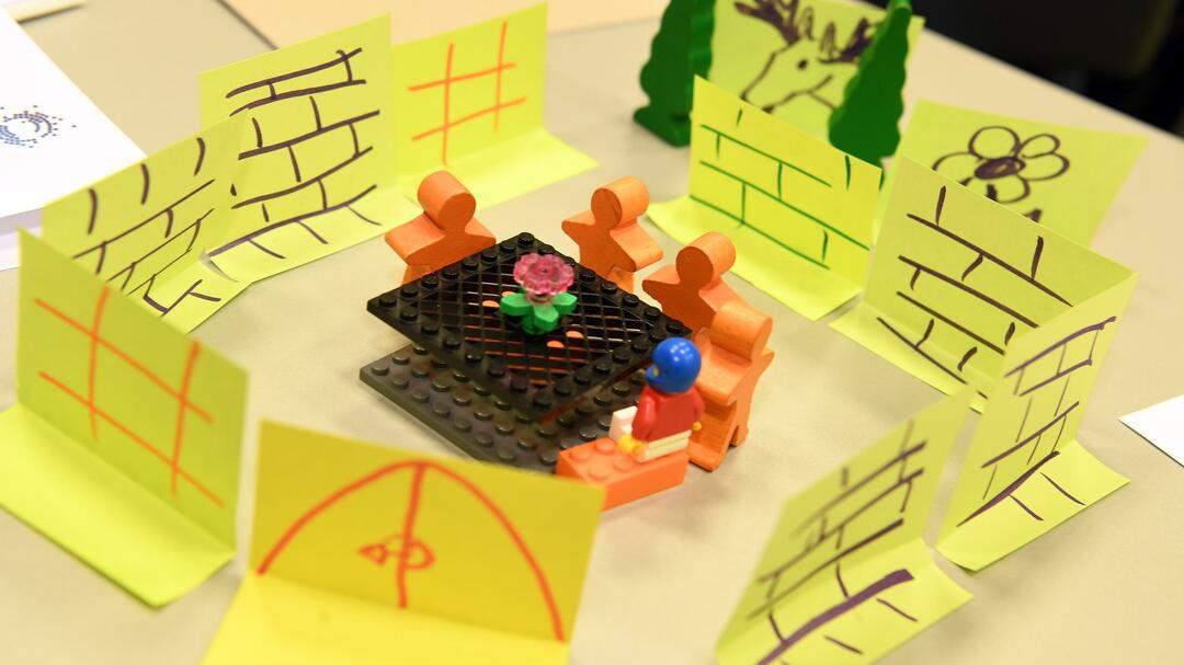 Spielfiguren in einem Raum aus Klebezetteln (Foto: Peter Himsel) Spielfiguren in einem Raum aus Klebezetteln (Foto: Peter Himsel)