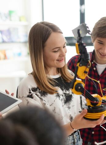 Schüler beim Roboterprojekt