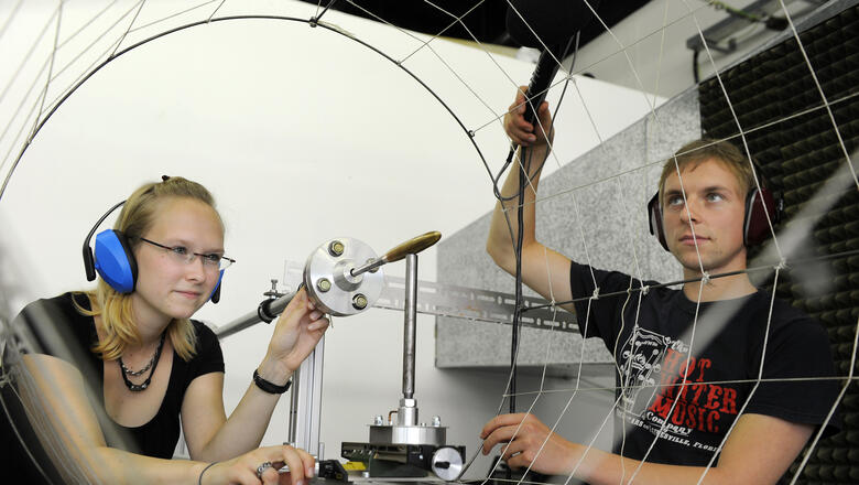 Maschinenbaustudenten an der Hochschule Zittau/Görlitz (Foto: Peter Himsel) image