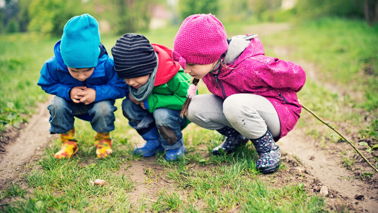 Naturforscher bei der Arbeit (Foto: iStock/Imgorthand) Kinder entdecken in der Natur