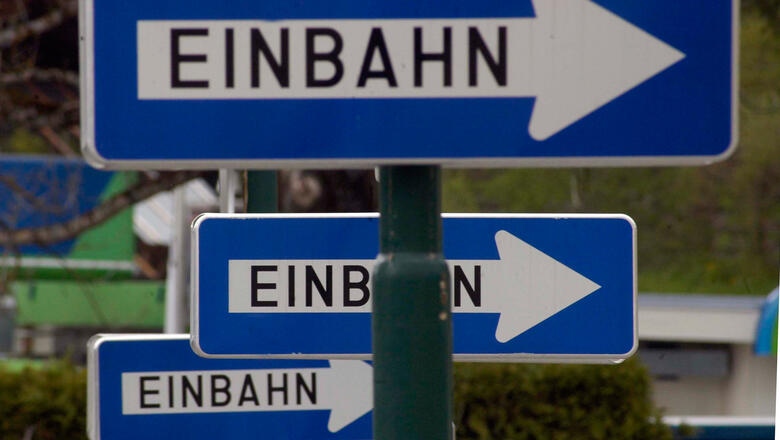 Einbahnstraßen-Schilder (Foto: iStock.com/Elmar Gubisch) Einbahnstraßen-Schilder (Foto: iStock.com/Elmar Gubisch)