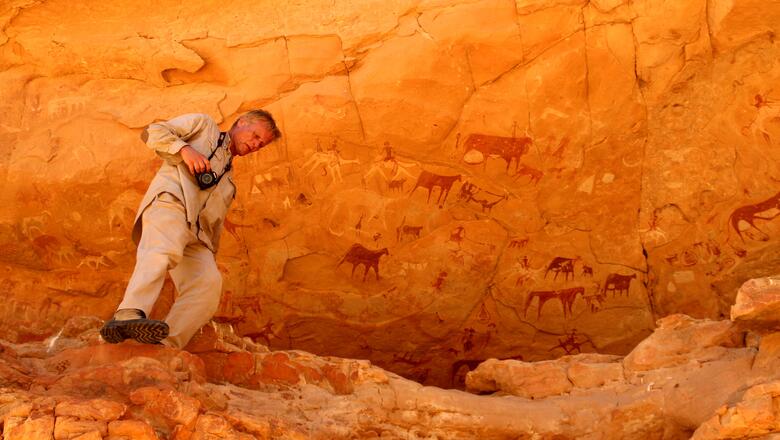 Nicht nur Felszeichnungen interessieren den Forscher – die Dokumentation mit der Kamera gehört zur Feldarbeit wie hier am Ennedi-Plateau im Tschad. Der Sandsteinkomplex in der Sahara wurde 2016 in die Welterbeliste der Unesco aufgenommen. (Foto: Adam Polczyk/ Uni Köln) Nicht nur Felszeichnungen interessieren den Forscher – die Dokumentation mit der Kamera gehört zur Feldarbeit wie hier am Ennedi-Plateau im Tschad. Der Sandsteinkomplex in der Sahara wurde 2016 in die Welterbeliste der Unesco aufgenommen