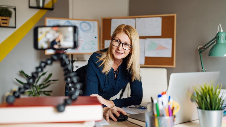 Foto: iStock/Drazen_ Professorin im Home-Office