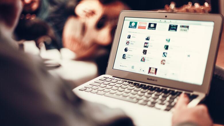 Foto: CC0 Person am Notebook