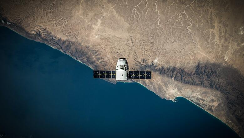 SpaceX-Satellit über einer Küste (Foto: SpaceX on Unsplash) SpaceX-Satellit über einer Küste (Foto: SpaceX on Unsplash)