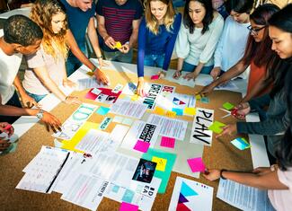 Foto: unsplash+ Junge Menschen in einer Workshop-Situation
