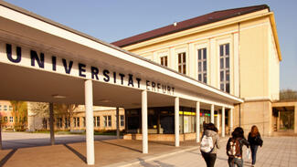 Eingangsbereich der Universität Erfurt (Foto: Stabsstelle Hochschulkommunikation der Universität Erfurt)